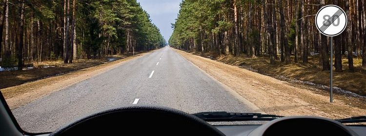 С какой максимальной скоростью Вы имеете право продолжить движение вне населенного пункта на автобусе, в котором места для сидения пассажиров не оборудованы ремнями безопасности, и не предназначенном для перевозки исключительно сидящих пассажиров?
