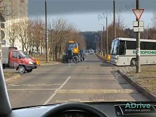 Неофициальная задача ПДД №38: При движении прямо Вы в показанной ситуации должны уступить дорогу?