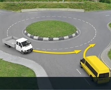 Должен ли водитель маршрутки (желтого автомобиля) уступить